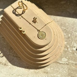 Šperky se vyrábí eticky ve Francii v dílně studia Agapeé, které si zakládá na unikátnosti a propojuje prvky antiky s...