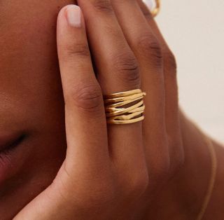 It’s ok to be a little obsessed with gold jewelry 🥂