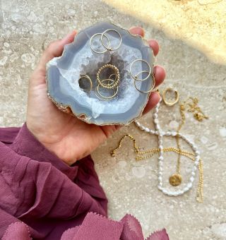 Burgundy & gold = nestárnoucí luxusní kombinace. Se šperky od francouzské značky Agapeé nešlápnete vedle.