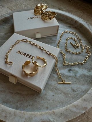 Černé #slipdress na opáleném těle doplněné o šperky Agapeé. Večírek může začít 🥂 •novinky, které brzy naskladníme #agapée...