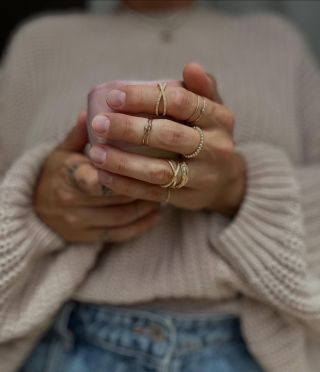 💍 #sweaterweather počasí 🌿🍂 #agape #goldjewellery #aurri #ring #woman #autumnvibes🍁