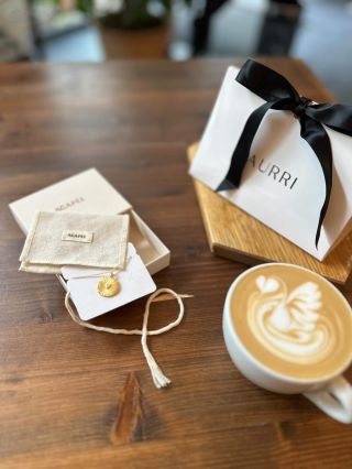 Malé radosti, které dělají den krásnějším. Šperk, který zahřeje stejně jako první doušek kávy. ☕✨ #aurri #sperky...